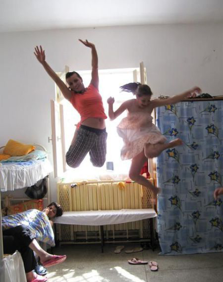 ���򣺾�ͷ�µ����Ů���˼������ͼ��